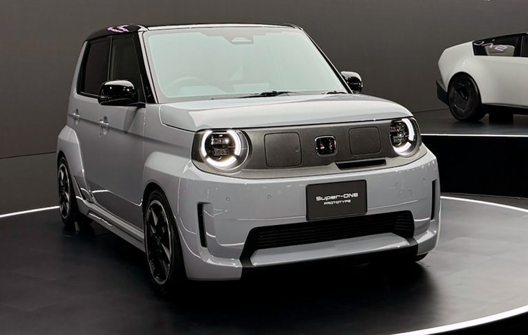 Lille Honda skråt forfra.