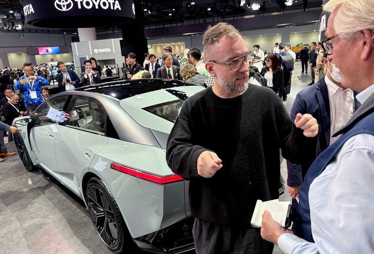 To personer i forgrunden og bil bag.