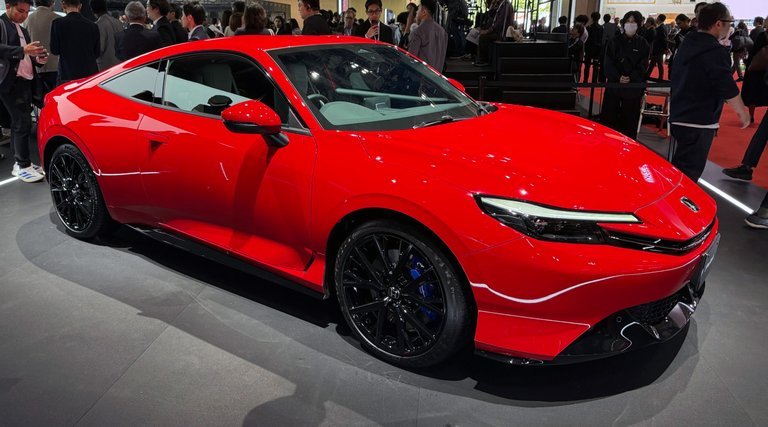 Rød Honda Prelude skråt forfra.