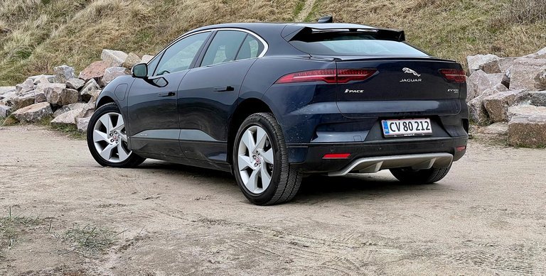 Jaguar I-Pace bagfra på grus.