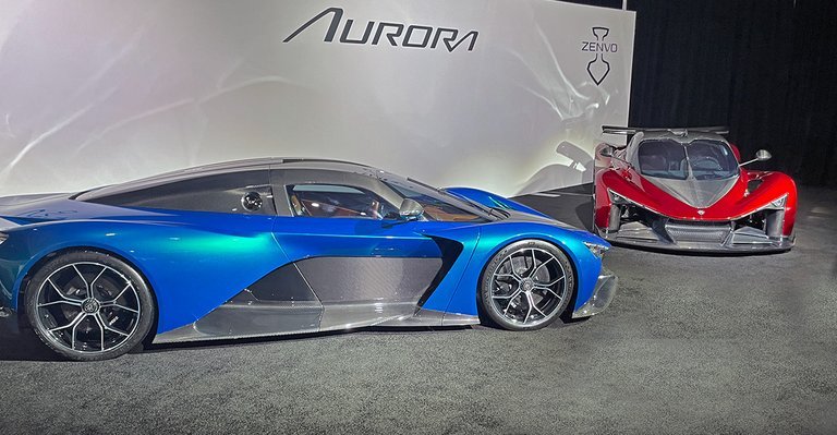 Blå og rød Zenvo Aurora på standen i Los angeles.