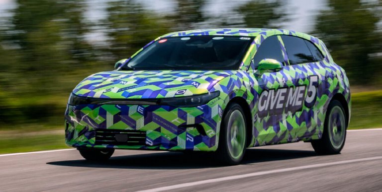 Leapmotor Lafa 5 kørende med kamuflage.