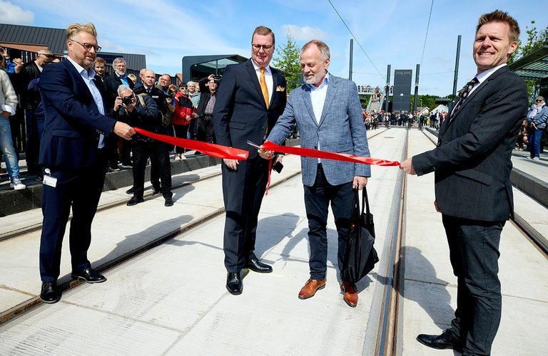 Odense Letbane blev indviet 28. maj under stor festivitas. I begyndelsen er det gratis at benytte letbanen. Turen mellem de to endestationer tager 42 minutter.