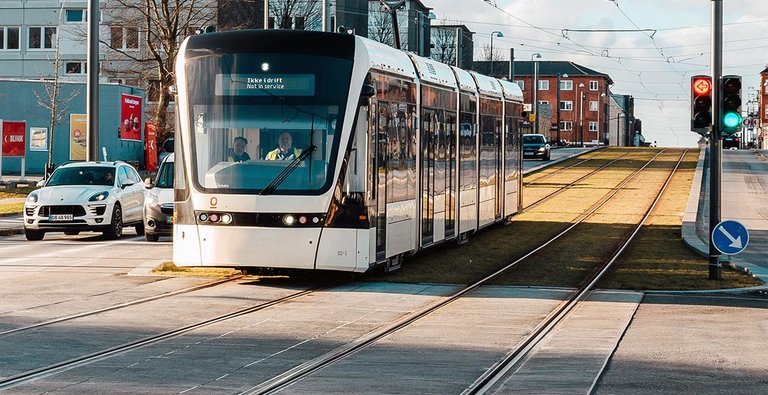 Letbanen i Odense kører for det meste på sit eget område, men krydser den øvrige trafik masser af steder. Foto: Lasse Olsson