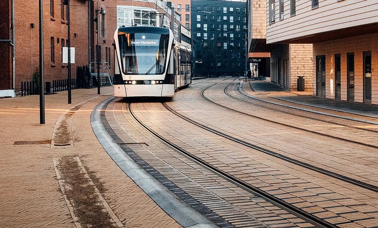 Den lille forhøjning langs skinnerne markerer, hvor langt ud til siderne at letbanetoget fylder.