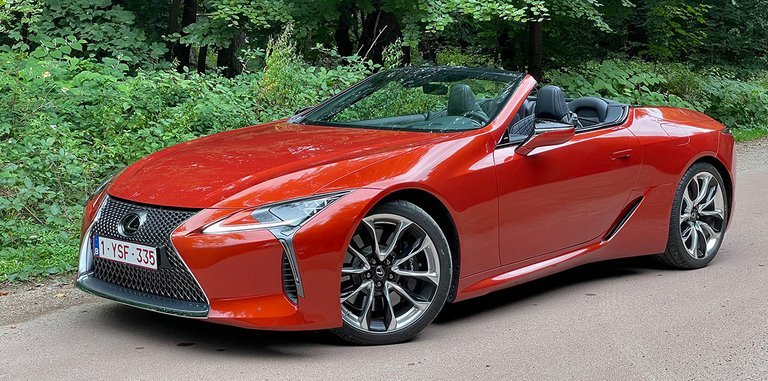 Lexus LC er noget så sjældent som en stor cabriolet, endda med V8-motor. Fås også som V6-hybrid.