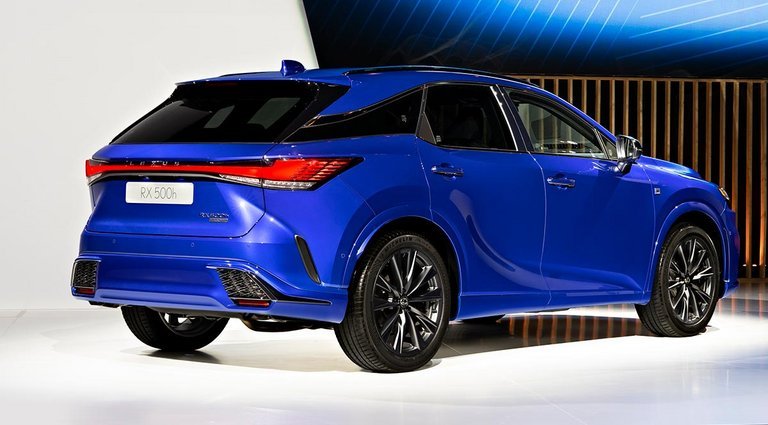 Både fortil og bagtil er designet på Lexus RX ændret markant.