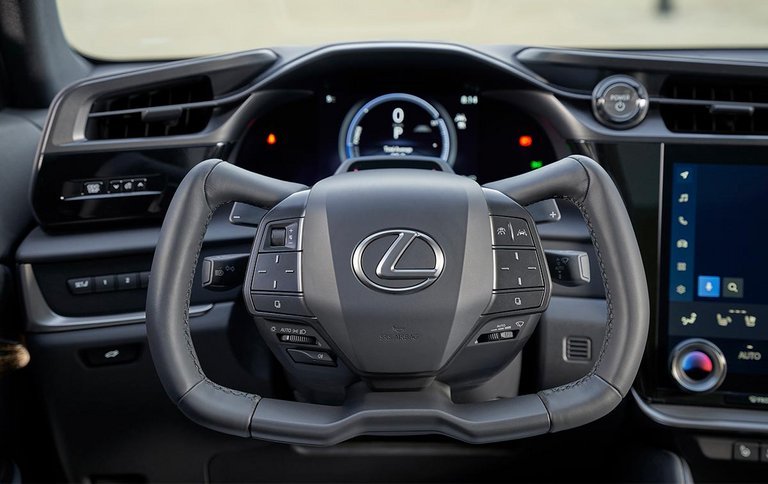 Med det elektroniske styretøj ser man instrumenthuset hen over rattet - lidt som i Peugeots i-cockpit. Men i Lexus vil rattet aldrig blokere udsynet til instrumenthuset, som i øvrigt er suppleret af headup-display.menhuset