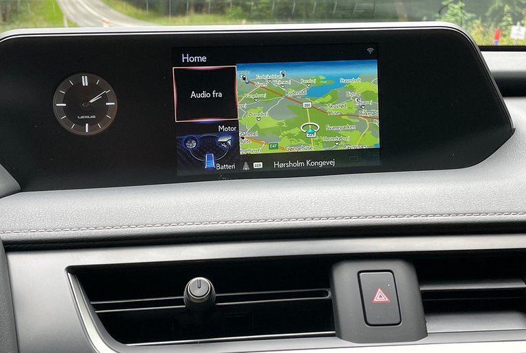 Ikke alle udgaver af UX har navigation. Men hvis man vælger det, får man en af bilindustriens mindste navi-skærme, som tilmed sidder langt væk. 