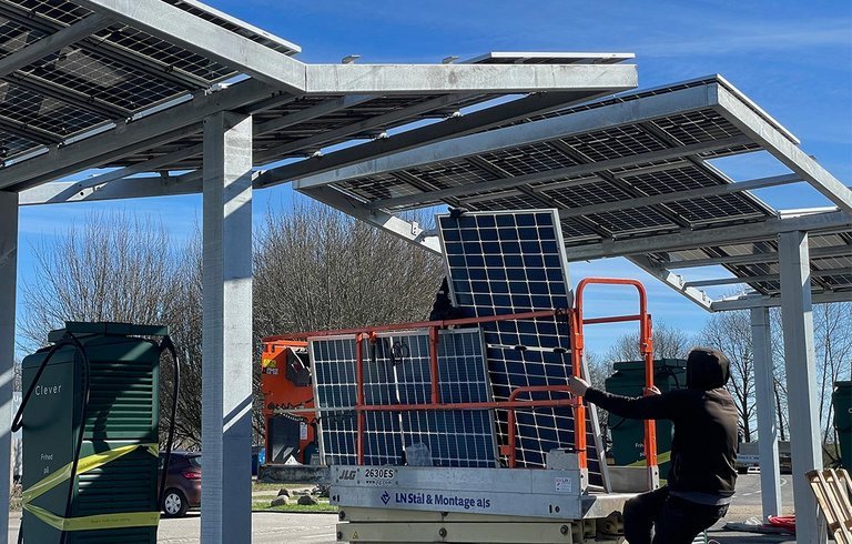 Tagene over ladepladserne består af solceller.