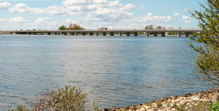 Fotocollage af lav bro over vand.