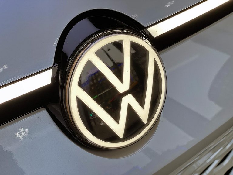 Konceptudgaven af VW ID.7 har lys i det forreste logo.