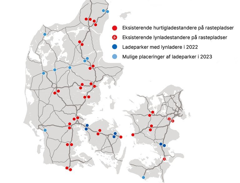 Ved de mørkeblå prikker åbner i 2022 seks større ladestationer.