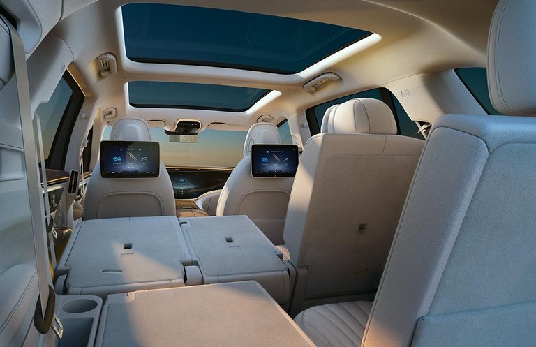 Her ses EQS SUV med syv sæder. Der er god plads og basis for højeste luksus på første og anden række.