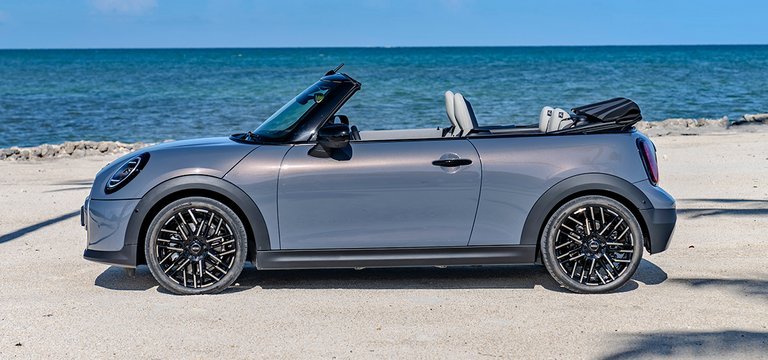 Mini Cooper Cabriolet i profil med kalechen nede.