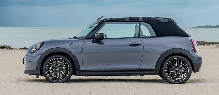 Cooper Cabrio i profil med kalechen oppe.