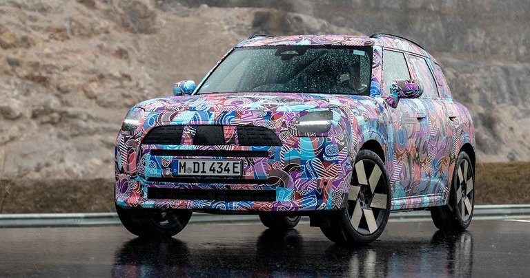 Mini viser indtil videre kun denne kamuflerede prototype af Countryman.