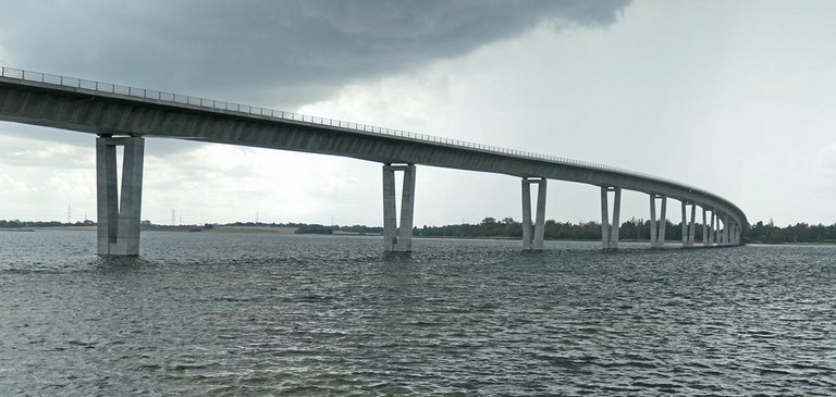 Kronprinsesse Marys Bro er en 1,4 km lang højbro over Roskilde Fjord.