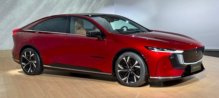 Mazda 6e skråt forfra.