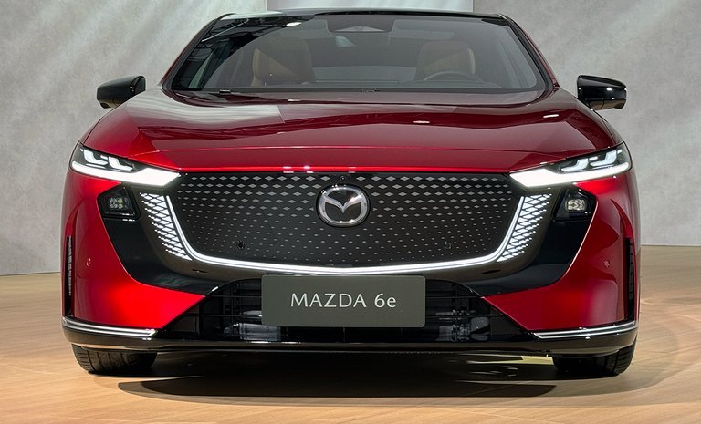 Rød Mazda 6e lige forfra.