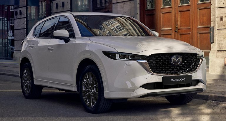 Mazda CX-5 har fået ny front i 2022-udgaven. En del af billederne til den europæiske pressemeddelelse lader til at være taget i København.