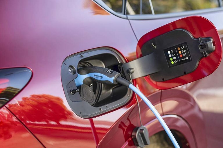 Man kan oplade bilens 17,8 kWh store batteri på blot to timer og tyve minutter