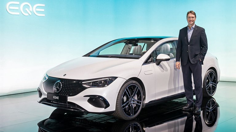 Daimler-chef Ola Källenius præsenterede Mercedes' vigtige elbil, EQE, forud for åbningen af den tyske IAA-biludstilling.