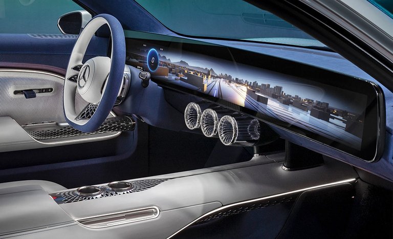 I kabinen har Mercedes-Benz for første gang skabt en skærm, der i ét stykke går fra dør til dør. 47,5 tommer måler den.