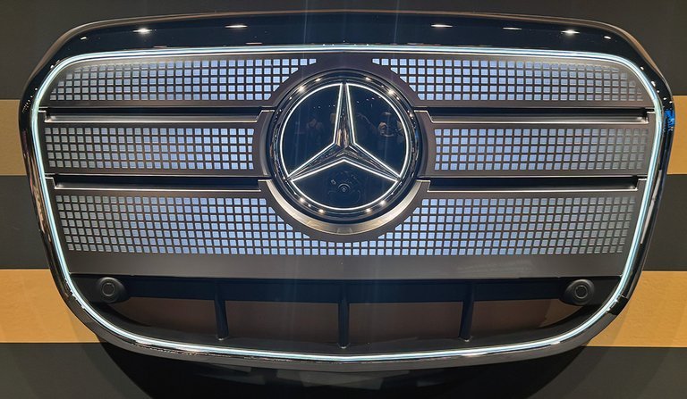 Belyst Mercedes-grill