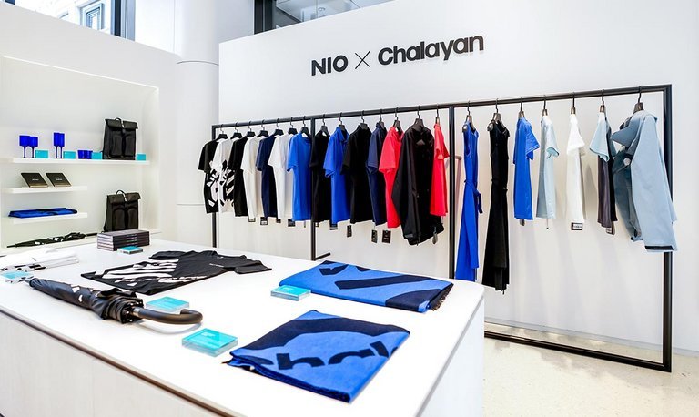 Nio har fået udviklet særlige kollektioner af bl.a. tøj og tasker. Noget af det er genbrugsmaterialer som kasserede airbags og sikkerhedsseler eller metalstumper fra produktionen.