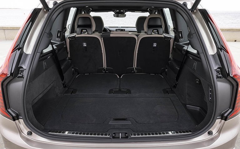 Bagagerum med sæderne lagt ned i en Volvo XC90