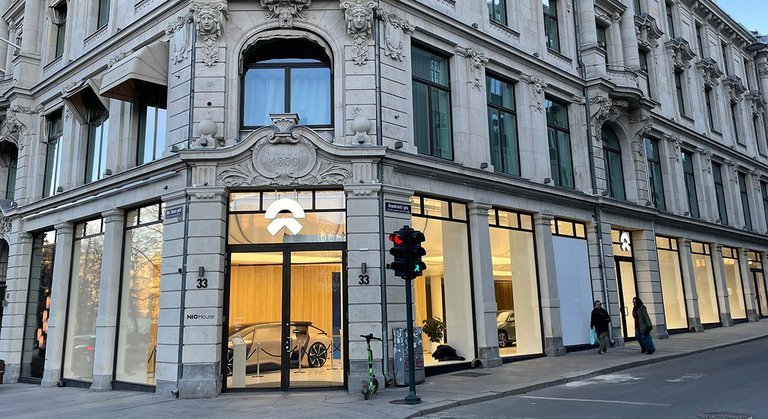 Nio har i Oslo dette 2.000 kvadratmeter store Nio House. Et tilsvarende, men formentlig mindre er ved at blive indrettet i København.