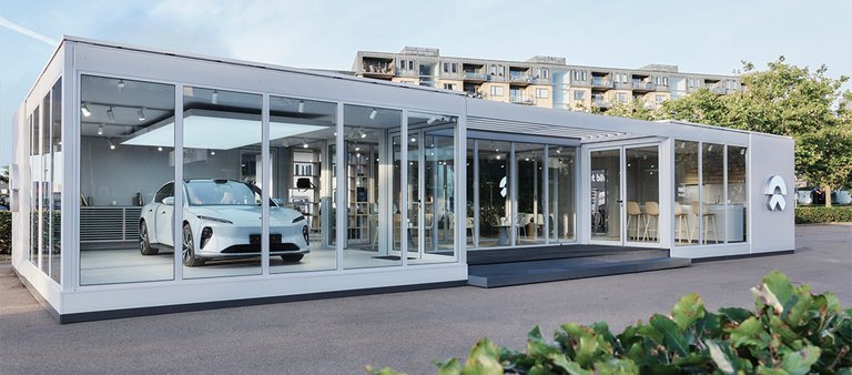 Nio-butik med glasfacade.