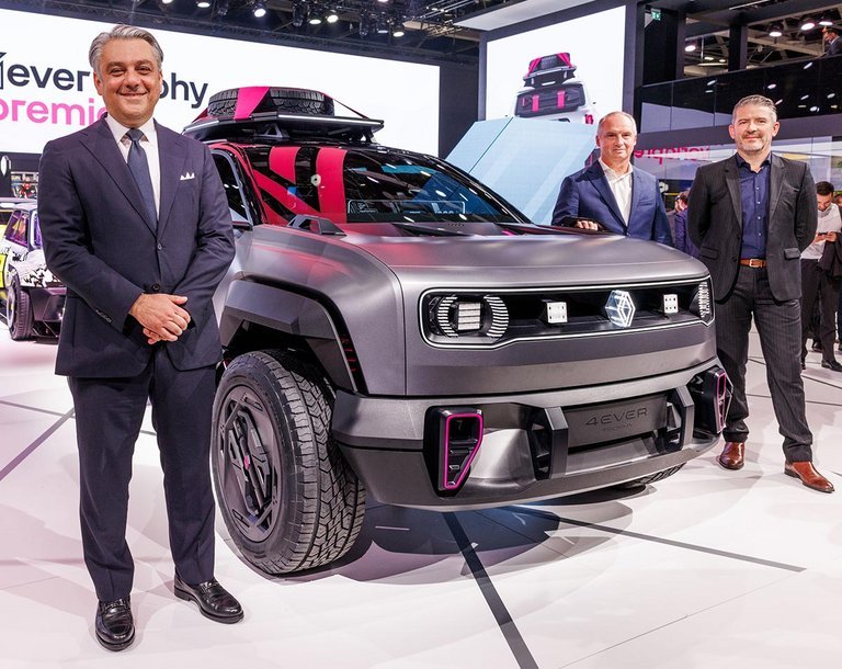 Renault-gruppens koncernchef, Luca de Meo (i forgrunden), er en stor fan af bilshows. Han lod alle sine fire mærker udstille i Paris og brugte selv en stor del af dagen på udstillingen.