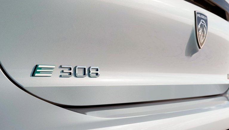 Med den elektriske 308 skifter Peugeot skrivemåde. Mens 208 hedder e-208 som elbiler staves 308 E-308..