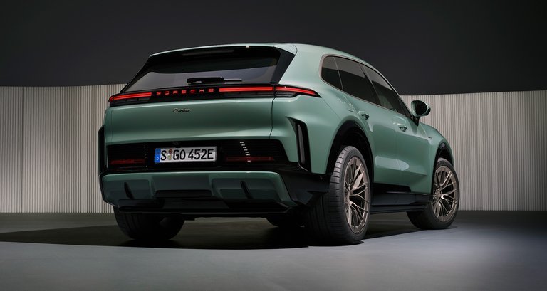Grøn Porsche Cayenne Electric bagfra.