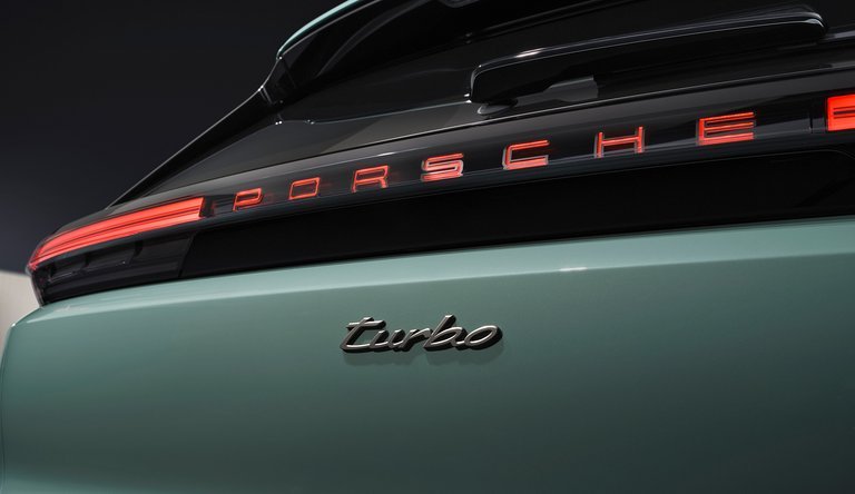 Belyst Porsche-skrift på nagklappen.