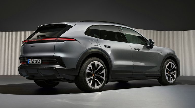 Grå Porsche Cayenne Electric bagfra.