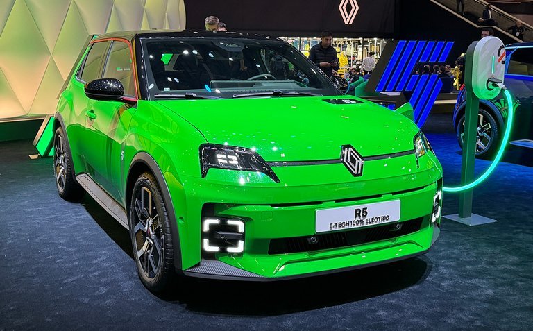 Renault 5 i krads grøn farve.