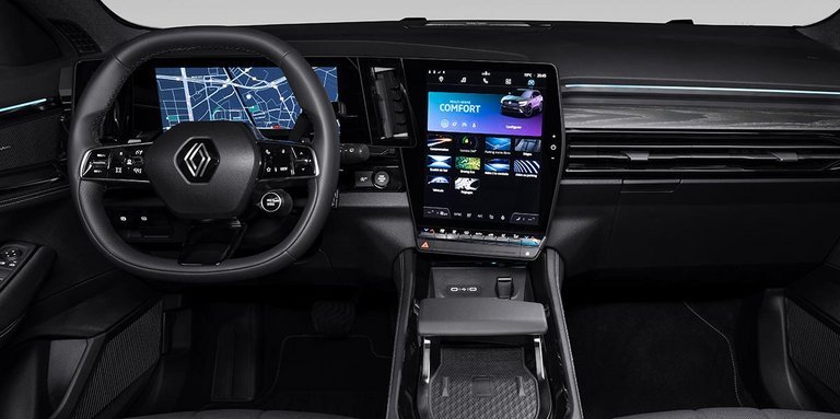 Førerpladsen i Austral er domineret af store skærme som i Mégane E-Tech. Styresystemet inde bag er Android Automotive.