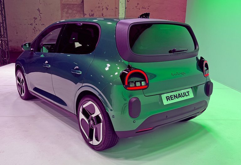 Grøn Renault Twingo skråt bagfra.