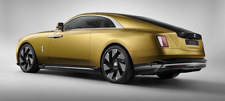 Rolls-Royce Spectra er en 5,45 lang, todørs coupé. Som Rolls har for vane, er dørerne hængslet 'bagvendt'.