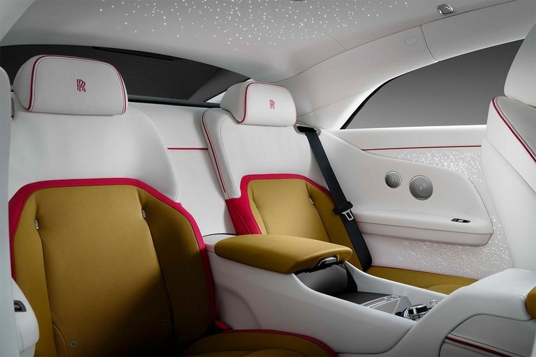 Bagsædet, hvor en Rolls-Royce-ejer ofte sidder, har mærkets sædvanlige, overflods-kabine-kvalitet.