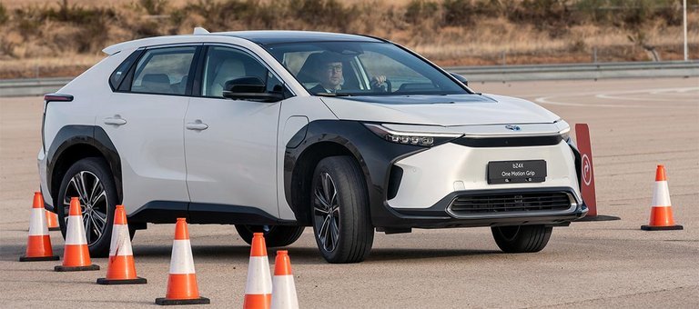 Motor har prøvet den nye teknik på en testbane uden for Madrid. Her var det bl.a. muligt at opleve, hvor let det er at skifte vognbane eller køre hurtigt gennem en snørklet testbane med så skarpe sving.