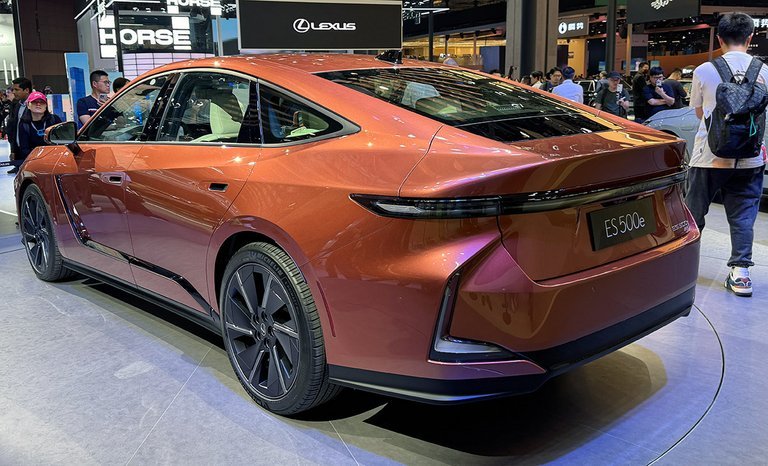 Bronzefarvet Lexus ES skråt bagfra.