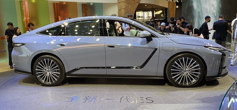 Sølvblå Lexus ES i profil.