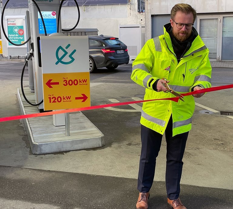Transportminister Benny Engelbrecht tog sig tid til at indvie den nye ladestander hos Shell på Lyngbyvej i København.