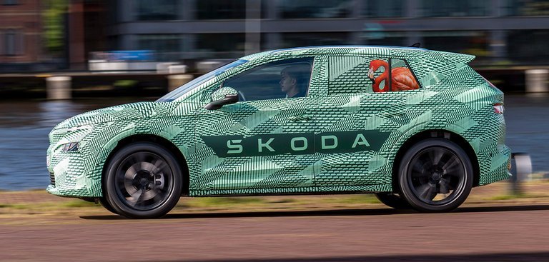 Grøn Skoda Elroq i profil.