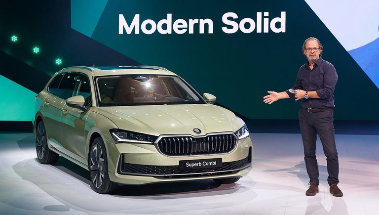 Skoda Superb på scenen med mand ved siden af.