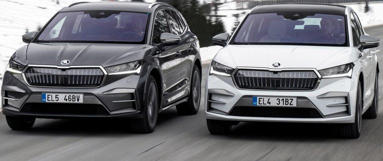 To Skoda Enyaq kørende lige forfra.